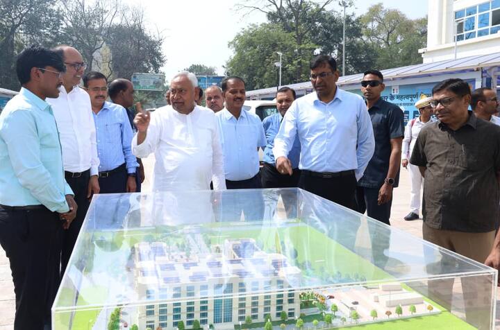 मुख्यमंत्री ने पटना के कलेक्ट्रेट घाट से सभ्यता द्वार तक बनाई जानेवाली सड़क निर्माण कार्य का भी जायजा लिया. इस सड़क के बन जाने से छठ वर्तियों को पूजा में सहूलियत होगी, मॉर्निंग वॉक करने वाले लोगों को भी इससे सुविधा मिलेगी साथ ही कलेक्ट्रेट घाट की भव्यता और बढ़ जाएगी.
