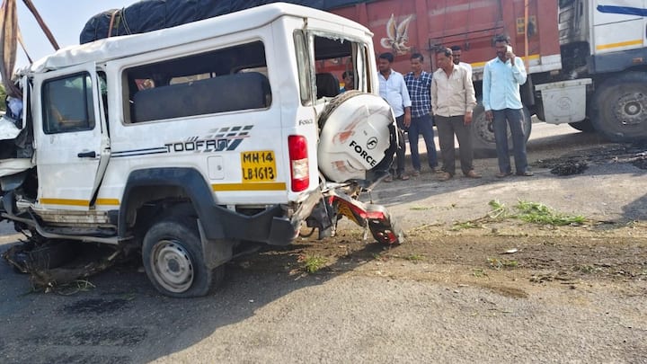 दोन्ही गाड्यांची समोरासमोर झालेली धडक इतकी जोरदार होती की, क्रूझर गाडीचा अक्षरशः चक्काचूर झाला आहे.