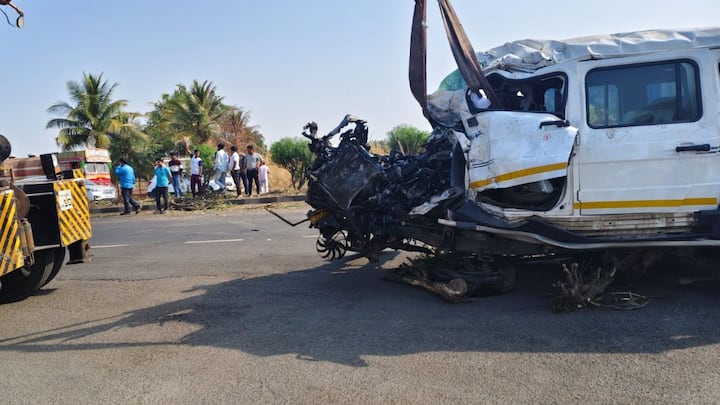 या भीषण धडकेत गाडीतील तीन कामगारांचा जागीच मृत्यू झाला, तर काही जण गंभीर जखमी झाले असल्याची प्राथमिक माहिती आहे.