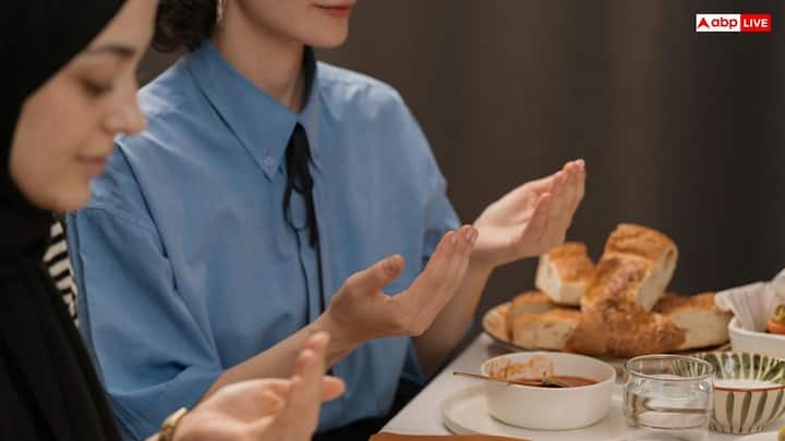 सुन्नत के मुताबिक खजूर और पानी के साथ इफ्तार की सलाह दी जाती है. रोजे के लंबे दिन के बाद खजूर तुरंत ऊर्जा देता है और पानी शरीर को फिर से हाइड्रेट करने में मदद करता है. अगर खजूर ना हो तो इफ्तार करने के लिए सिर्फ पानी पीना ही काफी है.