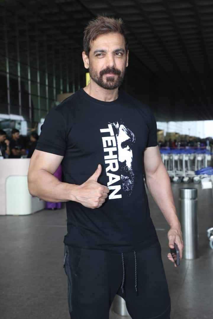 इस दौरान जॉन अब्राहम को भी एयरपोर्ट स्पॉट किया गया. एक्टर काफी कैजुअल और कंफर्टेबल लुक में नजर आए.