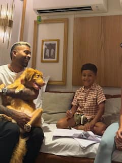 हार्दिक पंड्या ने शेयर कीं गर्लफ्रेंड माहिका और बेटे साथ अनदेखी फोटोज, यहां देखें