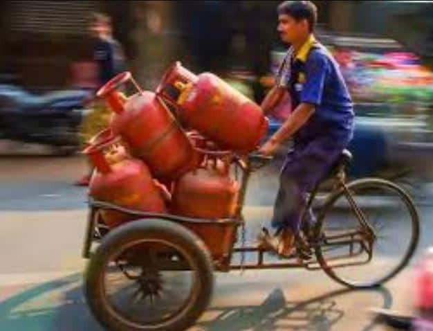 ਗੈਸ ਡਿਲੀਵਰੀ ਬੁਆਏ ਦੀ ਕਮਾਈ ਨਿਸ਼ਚਿਤ ਨਹੀਂ ਹੁੰਦੀ। ਇਹ ਸ਼ਹਿਰ, ਗੈਸ ਏਜੰਸੀ ਅਤੇ ਕੰਮ ਦੇ ਹਿਸਾਬ ਨਾਲ ਬਦਲਦੀ ਰਹਿੰਦੀ ਹੈ। ਹਾਲਾਂਕਿ, ਉਪਲਬਧ ਰਿਪੋਰਟਾਂ ਦੇ ਆਧਾਰ 'ਤੇ ਅਸੀਂ ਇੱਕ ਅੰਦਾਜ਼ਾ ਲਗਾ ਸਕਦੇ ਹਾਂ।