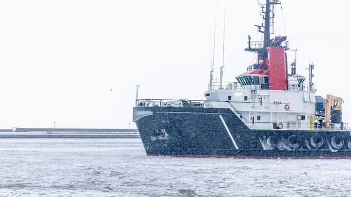 જે વિશાળ જહાજોમાં LPG લાવવામાં આવે છે, તેને ટેકનિકલ ભાષામાં VLGC (Very Large Gas Carrier) કહેવાય છે. આ કોઈ સામાન્ય કાર્ગો જહાજો નથી હોતા, કારણ કે ગેસને પ્રવાહી (Liquid) સ્થિતિમાં જાળવી રાખવા માટે તેમાં ખાસ તાપમાન અને પ્રેશર મેન્ટેન કરવું પડે છે. એક સ્ટાન્ડર્ડ VLGC જહાજ એકસાથે 40,000 થી 55,000 મેટ્રિક ટન LPG લાવવાની અદભુત ક્ષમતા ધરાવે છે. આધુનિક એન્જિનિયરિંગના કારણે હવે 90,000 થી 93,000 ક્યુબિક મીટર જેટલો ગેસ સમાવી શકે તેવા જહાજો પણ કાર્યરત છે.