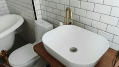 यहां टॉयलेट सीट के सामने सिर झुकाते हैं लोग, जानिए इस अजीबोगरीब परंपरा की क्या है सच्चाई?