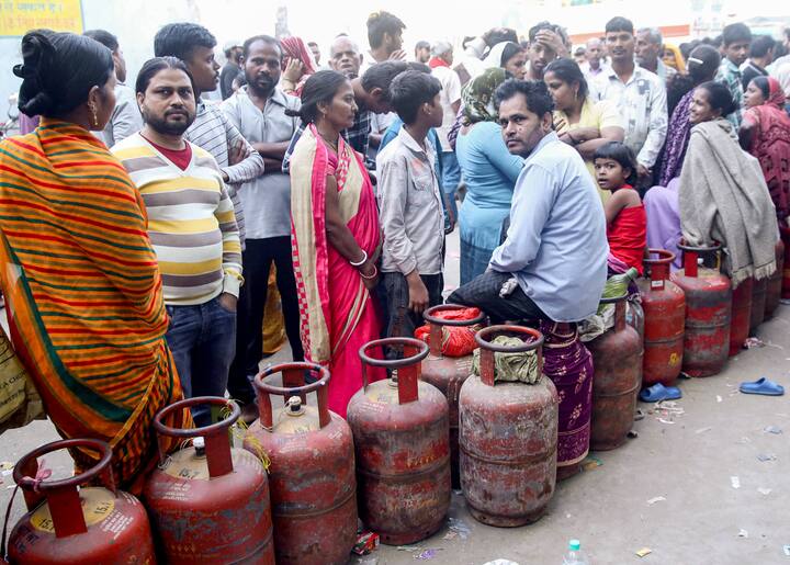 মধ্য প্রাচ্যের বর্তমান উত্তেজনার প্রভাব ভারতেও দেখা যাচ্ছে। বর্তমানে, দেশের অধিকাংশ অংশে এলপিজি সরবরাহের বিষয়ে উদ্বেগের পরিবেশ তৈরি হয়েছে। আমরা রান্নার জন্য গ্যাস সিলিন্ডারের উপর নির্ভরশীল। এটি একটি দৈনন্দিন প্রয়োজন হওয়া সত্ত্বেও, অনেক লোক সিলিন্ডারের মেয়াদ উত্তীর্ণ হওয়ার তারিখের মতো গুরুত্বপূর্ণ একটি তথ্যের প্রতি মনোযোগ দেয় না।