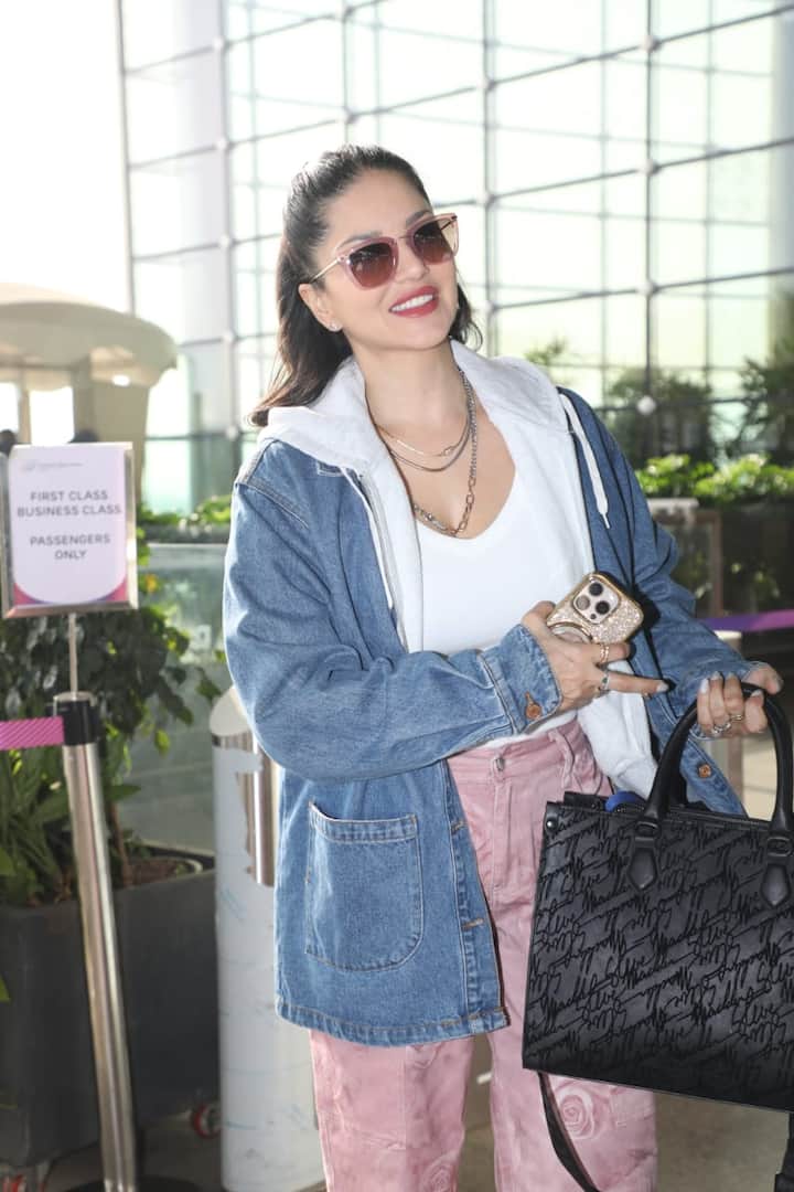 वहीं एयरपोर्ट पर सनी लियोन को भी स्पॉट किया गया. इस दौरान एक्ट्रेस काफी कैजुअल लुक में दिखी.