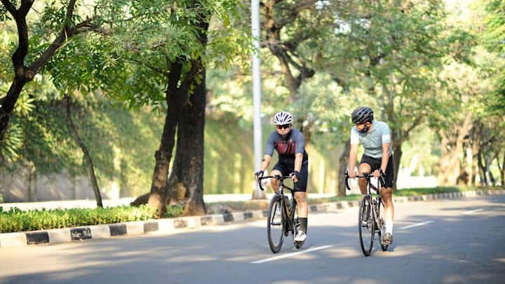 Regular physical activity is very important to get relief from fatty liver. Exercises like brisk walking, cycling or swimming help in reducing the fat accumulated in the liver. According to research, at least 150 minutes of moderate level exercise should be done a week. This not only burns fat but also improves insulin sensitivity and blood circulation, due to which the liver is able to function properly.