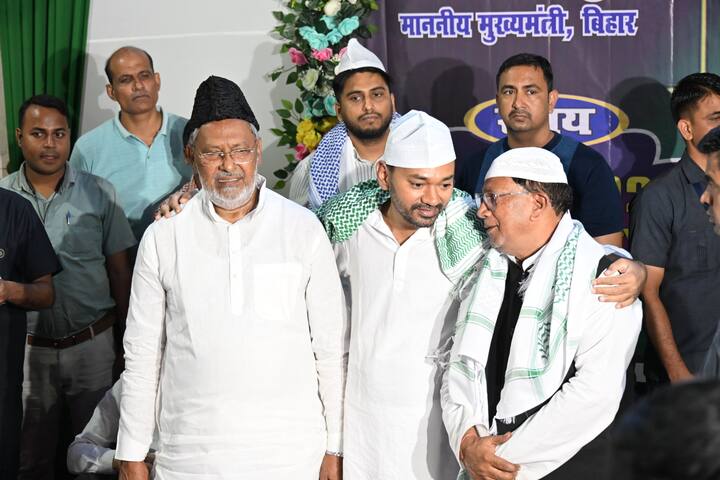 इफ्तार के बाद रोजे की नमाज अदा की गई, जिसमें दावत-ए-इफ्तार में शरीक मुख्यमंत्री सहित सभी रोजेदारों ने प्रदेश, समाज और देश में अमन-चैन, शांति एवं भाईचारे का माहौल कायम रहने की दुआ मांगी.