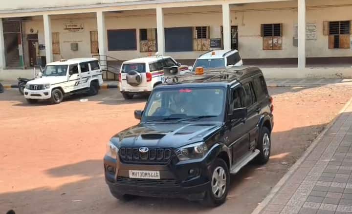 सांगोला शहरातील सांगोला विद्यामंदिर येथे बोर्ड परीक्षेचे सर्व पेपर ठेवण्याचे स्ट्राँग रूम असून या स्ट्राँग रूममधून ही चोरी झाली आहे. आज सकाळी साडेआठ वाजता या स्ट्राँग रुमजवळ अधिकारी पोहोचल्यावर कुलूप कापल्याचे दिसून आले.