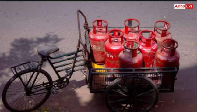 LPG Usage Urban VS Rural   ਭਾਰਤ ਵਿੱਚ ਇਸ ਸਮੇਂ LPG ਸਪਲਾਈ ਨੂੰ ਲੈ ਕੇ ਜ਼ੋਰਦਾਰ ਚਰਚਾ ਚੱਲ ਰਹੀ ਹੈ। ਵਿਸ਼ਵਵਿਆਪੀ ਰੁਕਾਵਟਾਂ ਨੇ ਸਪਲਾਈ ਲੜੀ ਨੂੰ ਪ੍ਰਭਾਵਿਤ ਕੀਤਾ ਹੈ। ਇਸ ਦੌਰਾਨ ਲੋਕਾਂ ਦਾ ਧਿਆਨ ਘਰੇਲੂ ਖਪਤ ਦੇ ਤਰੀਕਿਆਂ ਵੱਲ ਚਲਾ ਗਿਆ ਹੈ। ਆਓ ਦੇਖੀਏ ਕਿ LPG ਦੀ ਖਪਤ ਸਭ ਤੋਂ ਵੱਧ ਕਿੱਥੇ ਹੈ, ਸ਼ਹਿਰਾਂ ਵਿੱਚ ਜਾਂ ਪਿੰਡਾਂ ਵਿੱਚ।