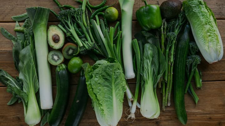 वहीं हरी पत्तेदार सब्जियां जैसे पालक, मेथी और ब्रोकली लिवर के लिए बहुत फायदेमंद मानी जाती है. इनमें मौजूद विटामिन, मिनरल्स और एंटीऑक्सीडेंट लिवर की सफाई में मदद करते और सूजन को कम करते हैं. यह सब्जियां लिवर में फैट जमा होने की प्रक्रिया को धीमा करती है, जिससे फैटी लिवर की समस्या कंट्रोल में रहती है.