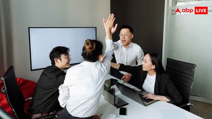 व्हाइट कॉलर जॉब (White Collar Job) वाले लोग आमतौर पर ऑफिस में बैठकर काम करते हैं. मैनेजर, बैंक कर्मचारी, इंजीनियर, अकाउंटेंट, और प्रशासनिक कर्मचारी. इनका काम  कंप्यूटर, रिपोर्ट, डेटा एंट्री, प्रशासनिक कार्य और मीटिंग जैसी चीजों से जुड़ा होता है. ये लोग आमतौर पर पूर्णकालिक वेतनभोगी होते हैं और इनका पहनावा साफ-सुथरा ऑफिस लुक (शर्ट, सूट, टाई) होता है.