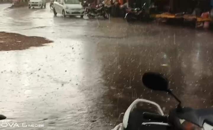 राज्य सरकारने महाराष्ट्रातील विदर्भासह काही जिल्ह्यात अवकाळी पावसाचा अंदाज वर्तवला होता. त्यानुसार, आज 17 मार्चपासून हा पाऊस पडणार असल्याचं सांगण्यात आलं.