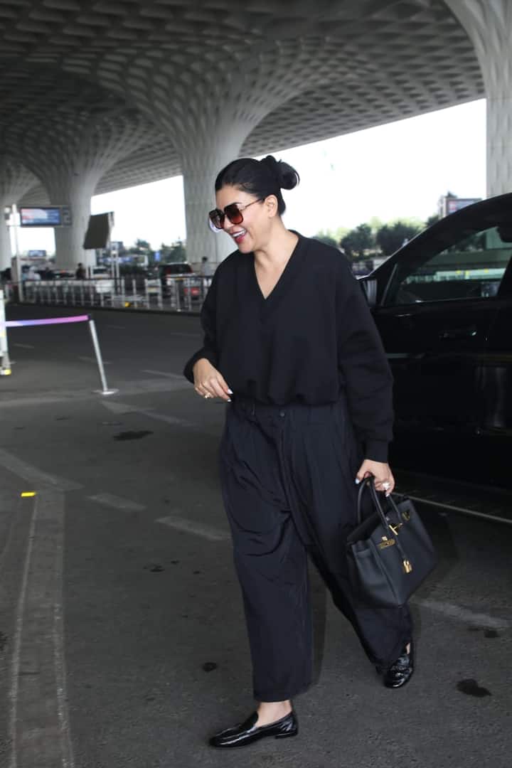 आज सुबह बॉलीवुड एक्ट्रेस सुष्मिता सेन को मुंबई एयरपोर्ट पर स्पॉट किया गया. इस दौरान उनक लुक काफी कैजुअल नजर आया.