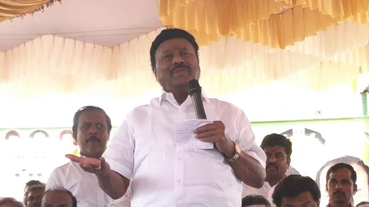 ‘பாவாடை இல்லாமல் சேலையா?’ – திண்டுக்கல் சீனிவாசன் பேச்சுக்கு கடும் எதிர்ப்பு! வருத்தம் தெரிவிப்பாரா?