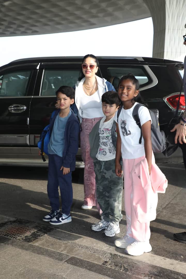 उन्होंने पैंट और डेनिम जैकेट पहनी थी, जिसमें वो काफी ब्यूटीफुल लग रही थी. सनी ने अपने तीनों बच्चों के साथ पैप्स को जमकर पोज दिए.