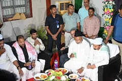 JDU की इफ्तार पार्टी में पहुंचे निशांत कुमार, पहले माथे से लगाया, फिर शुरू किया खाना, देखिए तस्वीरें