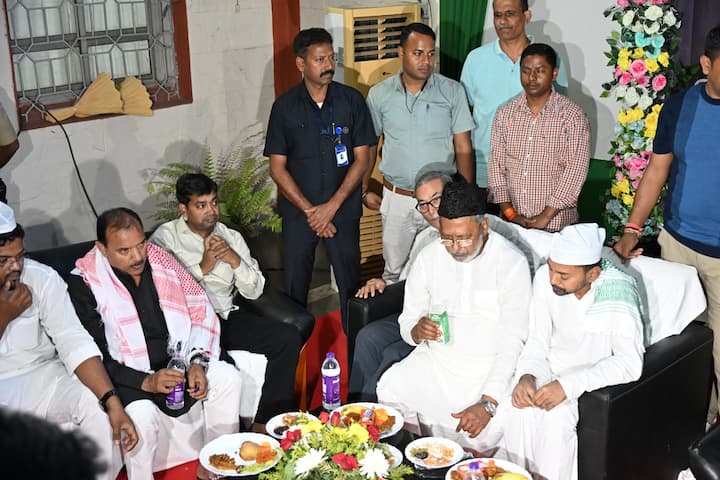 पहले निशांत कुमार इफ्तार पार्टी में पहुंचे. इसके कुछ देर बाद मुख्यमंत्री नीतीश कुमार पहुंचे. दोनों का जोरदार स्वागत किया गया.