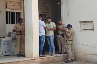 आता, 10 वीच्या परीक्षा सुरू असताना सांगोल्यात थेट स्ट्राँग रूम तोडून उद्या होणाऱ्या भूगोलाचे 50 पेपर चोरून नेल्याचा धक्कादायक प्रकार समोर आला आहे.