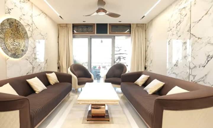 मिस्टर फैजू के घर का सबसे खास हिस्सा उनका स्पेशियस लिविंग एरिया है. जिसमें मॉडर्न सोफा, स्टाइलिश लाइटिंग और वीडियो शूट के लिए सेटअप है.