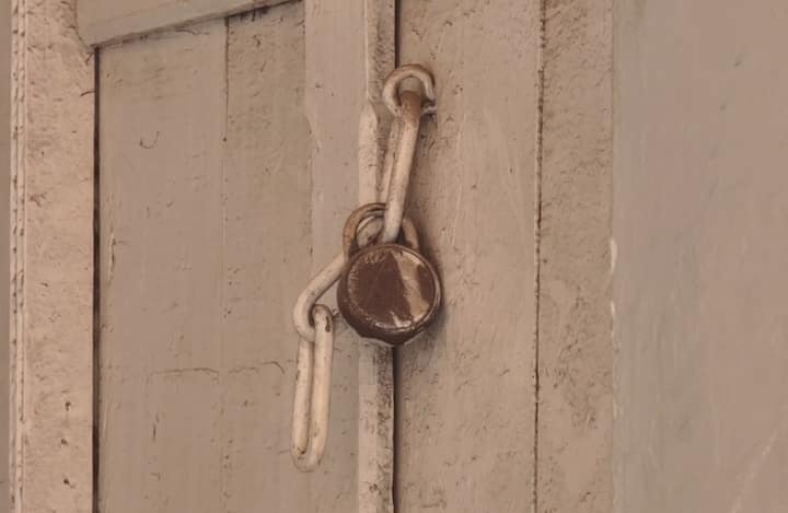 आता, पोलिसांनी घटनास्थळी धाव घेतली असता यापुढची समजलेली धक्कादायक आहे. त्यानुसार, या स्ट्राँग रूम समोरील सीसीटीव्ही सध्या बंद असल्याने चोरट्यांचे कोणतेही फुटेज मिळू शकले नाही.