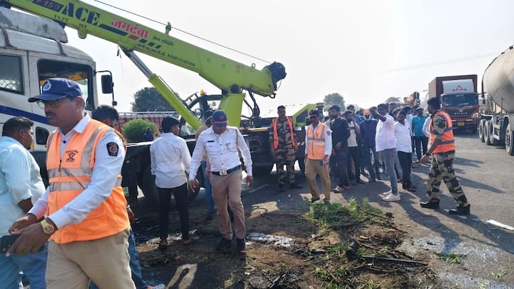 मृतांची अद्याप ओळख पटवण्याचे काम सुरू असून पोलीस या प्रकरणाचा अधिक तपास करत आहेत.