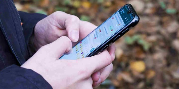 इसका सबसे बड़ा कारण हमारी आदतें हैं. दुनिया में ज्यादातर लोग फोन को हाथ में पकड़ते समय बाएं हाथ से थामते हैं और दाएं हाथ या अंगूठे से उसे चलाते हैं. जब हम फोन पकड़ते हैं तो अंगूठा अपने आप दाईं साइड पर पहुंचता है. ऐसे में अगर पावर बटन वहीं हो तो स्क्रीन को ऑन या ऑफ करना बेहद आसान हो जाता है. यही वजह है कि कंपनियों ने इसे एक स्टैंडर्ड की तरह अपना लिया.