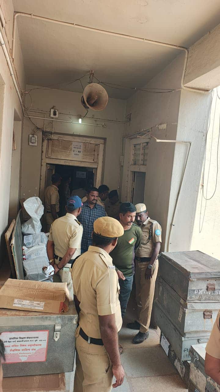 थेट बोर्डाच्या परीक्षेचे ठेवलेले पेपर स्ट्राँग रुम फोडून प्रश्नपत्रिकाची चोरी होणे हा अतिशय धक्कादायक प्रकार आहे. त्यामुळे, राज्यातील शिक्षण वर्तुळात खळबळ उडाली आहे.