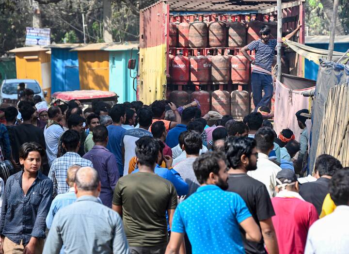 গ্যাস সিলিন্ডারের মেয়াদ শেষের তারিখ আপনি আপনার বাড়ির আরামে বসেই খুব সহজে পরীক্ষা করতে পারেন। তাহলে চলুন, আপনার গ্যাস সিলিন্ডার মেয়াদ উত্তীর্ণ হয়েছে কিনা, তা কিভাবে পরীক্ষা করবেন, সে সম্পর্কে জেনে নেওয়া যাক।