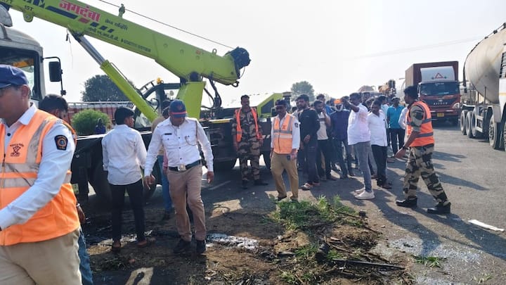 टायर फुटल्यामुळे चालकाचे गाडीवरील नियंत्रण पूर्णपणे सुटले आणि ही गाडी दुभाजक ओलांडून विरुद्ध दिशेकडून येणाऱ्या ट्रकवर जाऊन आदळली.