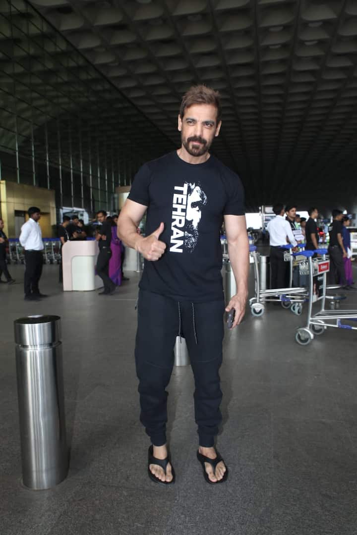 उन्होंने ब्लैक ट्राउजर और टी शर्ट कैरी की. जॉन में पैप्स की कई पोज भी दिए.