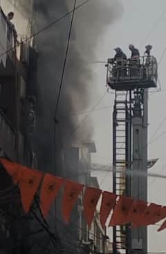 दिल्ली में पालम मेट्रो के पास लगी भीषण आग, 2 लोग बिल्डिंग से कूदे, 7 की जिंदा जलकर मौत, सामने आईं भयावह तस्वीरें