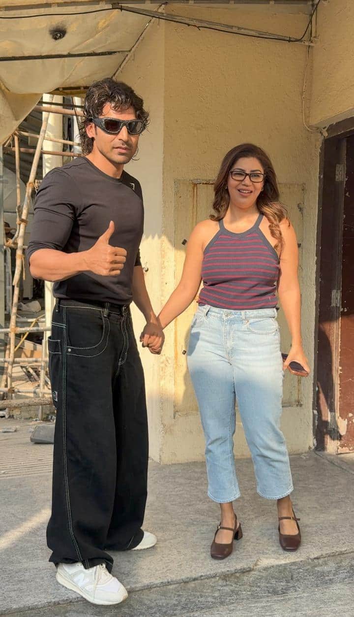 From Shilpa Shetty to Gurmeet Choudhary, celebs arrived to watch 'Dhurandhar 2' in stylish style.
