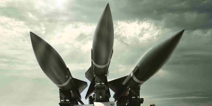 एयर डिफेंस सिस्टम दरअसल एक ऐसा सुरक्षा कवच होता है जो आसमान से आने वाले खतरों को उनके लक्ष्य तक पहुंचने से पहले ही पहचान लेता है उनका पीछा करता है और उन्हें हवा में ही नष्ट कर देता है. इसमें ड्रोन, फाइटर जेट, क्रूज मिसाइल और बैलिस्टिक मिसाइल जैसे कई तरह के खतरे शामिल होते हैं.