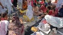 हापुड़: गैस किल्लत पर सपा का हल्ला बोल, कलेक्ट्रेट में महिलाओं ने चूल्हा जलाकर किया विरोध