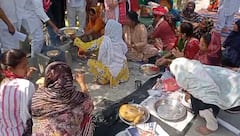 हापुड़: गैस किल्लत पर सपा का हल्ला बोल, कलेक्ट्रेट में महिलाओं ने चूल्हा जलाकर किया विरोध