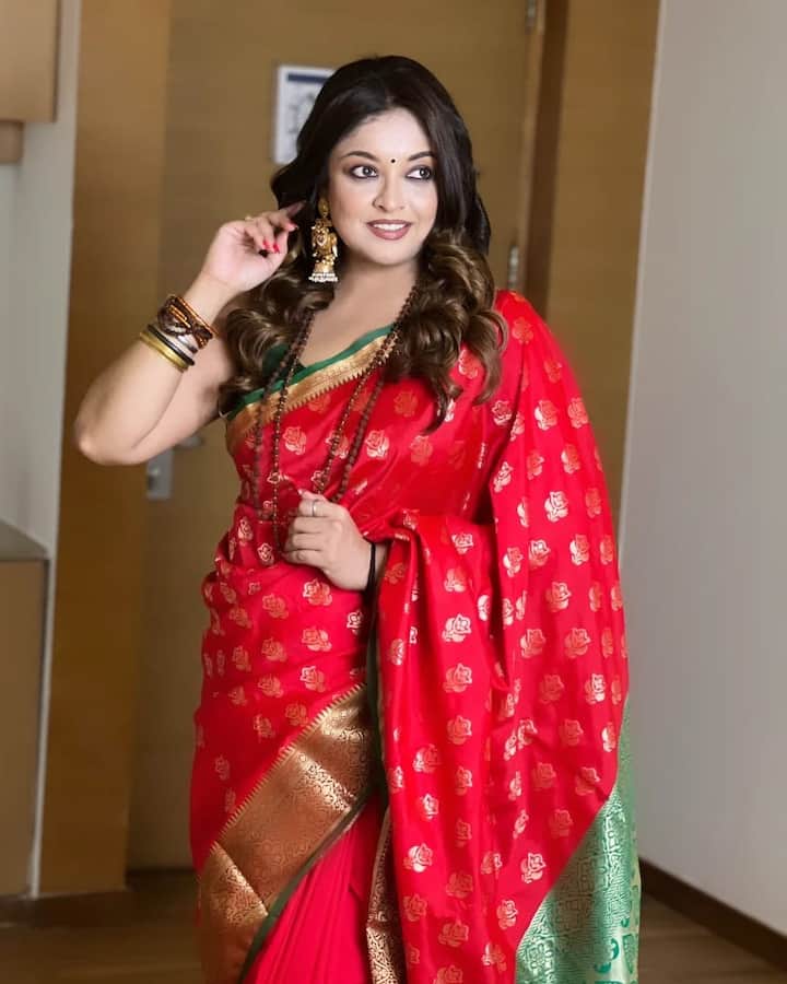 इस फोटो में तनुश्री साड़ी में खूबसूरत नजर आ रही हैं. लाल रंग की साड़ी और ट्रेडिशनल ज्वेलरी उनके लुक को क्लासिक बना रही है. उनका नेचुरल स्टाइल इस फोटो को और खास बनाते हैं.