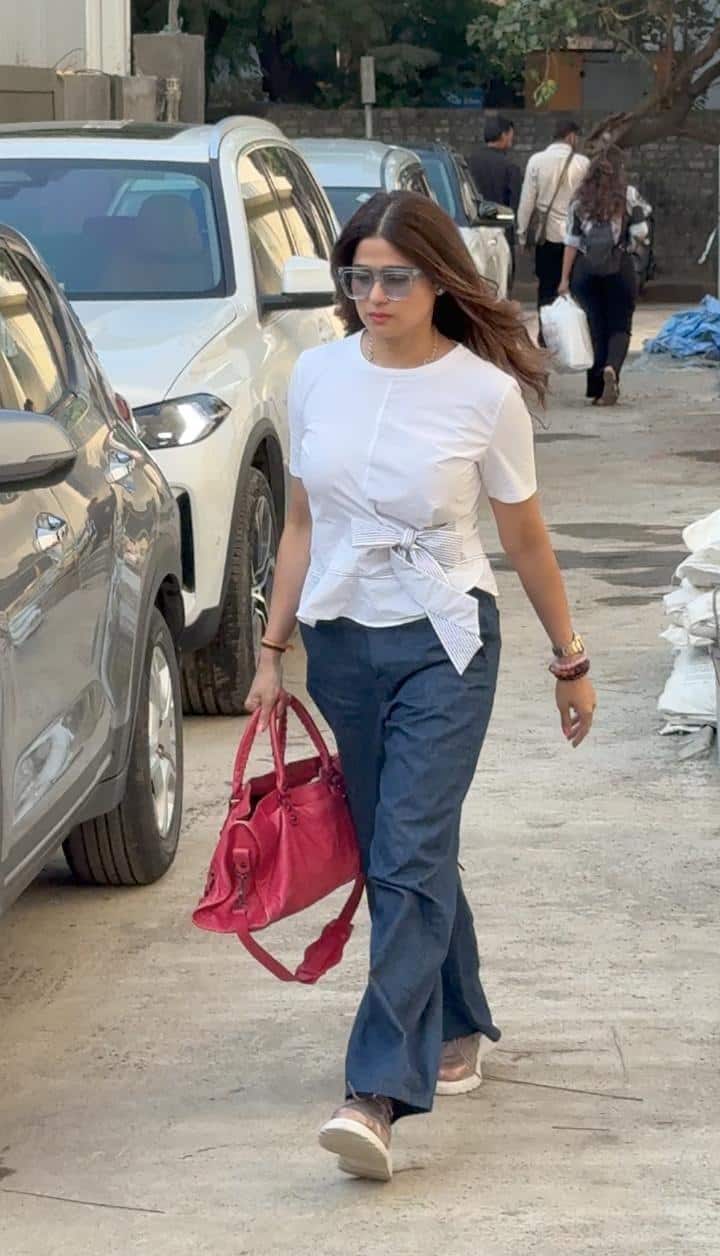 From Shilpa Shetty to Gurmeet Choudhary, celebs arrived to watch 'Dhurandhar 2' in stylish style.