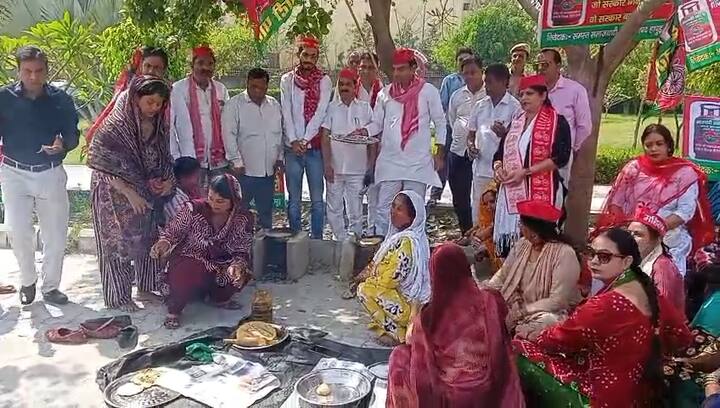 महंगाई ने किया बेहाल: गैस संकट के बीच चूल्हे पर रोटियां सेंककर बीजेपी सरकार की नीतियों के खिलाफ अपना कड़ा रोष प्रकट करतीं महिलाएं.