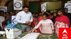 EVM மிஷினில் ஓட்டு போடும் ரகசியம்... மாணவிகளுக்கு தத்ரூப விளக்கம் அளித்த மதுரை தேர்தல் அதிகாரி!