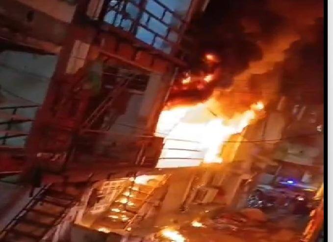 Surat News: સુરતમાં કારખાનામાં આગ લાગતા સિલિન્ડર બ્લાસ્ટ, 2 લોકોના મોત,  11નું રેસ્ક્યુ | Surat Factory Fire Cylinder Blasts Kill Two and Injured  Nine In Gujarat