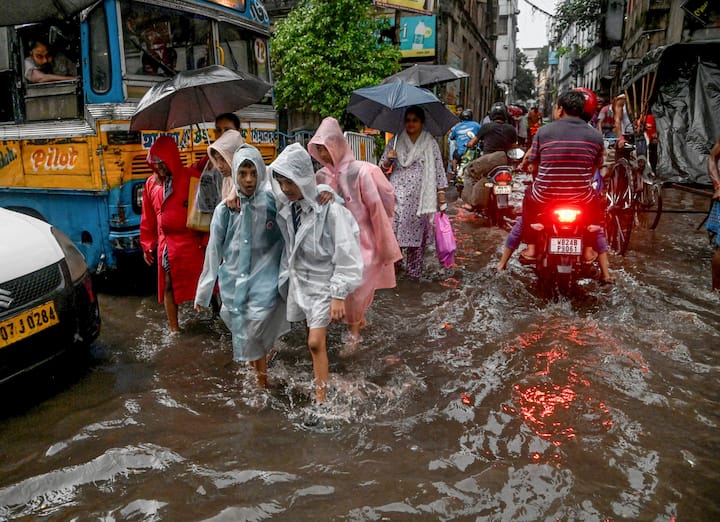 কলকাতা ও আশপাশের এলাকায় আংশিক মেঘলা আকাশের সঙ্গে বিকেলের দিকে বৃষ্টি বা বজ্রসহ বৃষ্টির সম্ভাবনা রয়েছে। তাপমাত্রা খুব বেশি পরিবর্তন হবে না, তবে কয়েকদিন পর সামান্য কমতে পারে।
