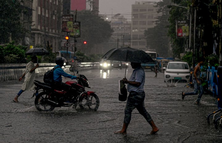 এছাড়াও বজ্রপাতের ঝুঁকি থাকায় সাধারণ মানুষকে খোলা জায়গায় না থাকার পরামর্শ দেওয়া হয়েছে। বিশেষ করে মাঠ, জলাশয় বা উঁচু স্থানে অবস্থান করা বিপজ্জনক হতে পারে।