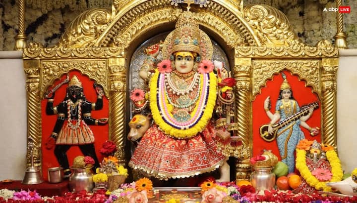 झंडेवाली माता मंदिर - ये मंदिर दिल्ली के करोल बाग क्षेत्र के पास स्थित है. झंडेवाला मंदिर का इतिहास 18वीं सदी के आस-पास से मिलता है यहां एक गुफा है, जहां मां के मूल प्रतिमा के दर्शन होते हैं. मायहां के एक व्यापारी को सपने में माता ने दर्शन दिए और इस स्थान पर खुदाई करने को कहा. खुदाई में देवी की प्राचीन मूर्ति मिली. इसके बाद यहां मंदिर की स्थापना की गई. भक्त अपनी मनोकामना पूरी होने पर झंडा (ध्वज) चढ़ाते थे