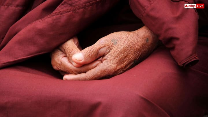 हर 100 लोग जो बौद्ध धर्म में पले बढ़े हैं उनमें से 22 लोग धर्म छोड़ देते हैं और सिर्फ 12 नए लोग ही इसमें शामिल होते हैं. इस तरह धर्म परिवर्तन की वजह से बौद्ध धर्म को हर 100 लोगों पर औसतन 10 लोगों का नुकसान हो रहा है.