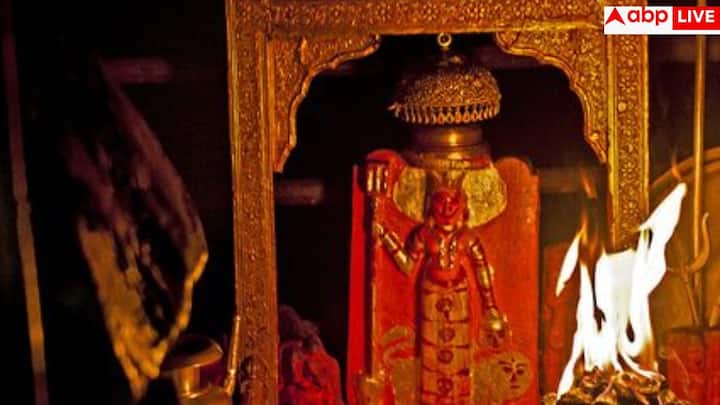 राजस्थान का करणी माता मंदिर अपनी अनोखी पहचान के लिए जाना जाता है, जहां हजारों चूहे रहते हैं. इन्हें देवी का रूप मानकर श्रद्धालु नंगे पांव इनके बीच से गुजरते हैं.