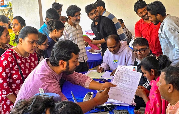 নির্দেশিকা অনুসারে, প্রকল্প সম্পর্কিত যাবতীয় প্রশ্নের উত্তরের জন্য ৬২৯২২৪৮৮৮৮ নম্বরটি বরাদ্দ করা হয়েছে। আবেদনকারীরা এই নম্বরে ফোন করে অথবা হোয়াটসঅ্যাপের মাধ্যমে নিজেদের অভিযোগ বা জিজ্ঞাসা জানাতে পারবেন।