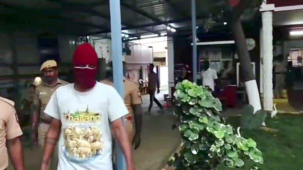 கோவை மாவட்ட காவல்துறையினர் அதிரடி – சட்டமன்றத் தேர்தலை முன்னிட்டு 32 ரவுடிகள் கைது!