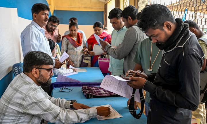 শনি ও রবিবার সহ অন্যান্য যেকোনো সরকারি ছুটির দিনে এই পরিষেবা সম্পূর্ণ বন্ধ থাকবে। প্রশাসনের তরফ থেকে স্পষ্টভাবে জানিয়ে দেওয়া হয়েছে যে, পরবর্তী নির্দেশিকা না আসা পর্যন্ত এই নিয়ম এবং যোগাযোগের ব্যবস্থাগুলি কার্যকরী থাকবে।